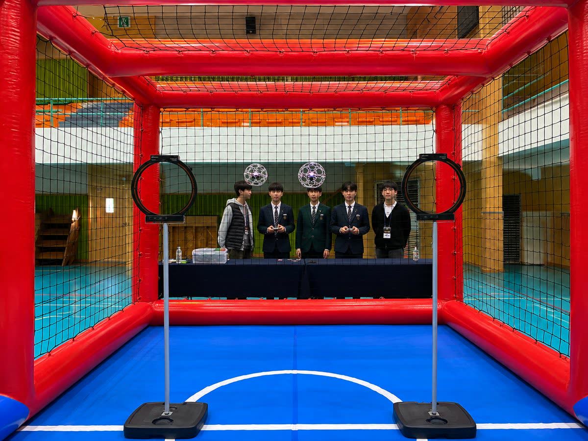 학교 체육관에 설치한 드론축구 전용 경기장
