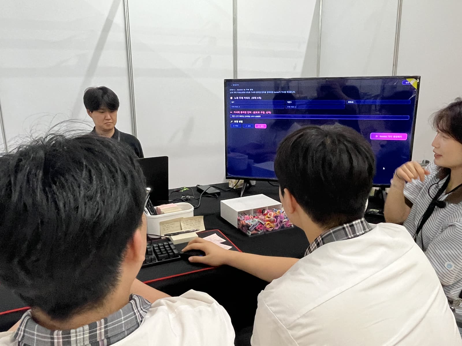 학생이 AI 뮤직 스튜디오을 체험하는 모습