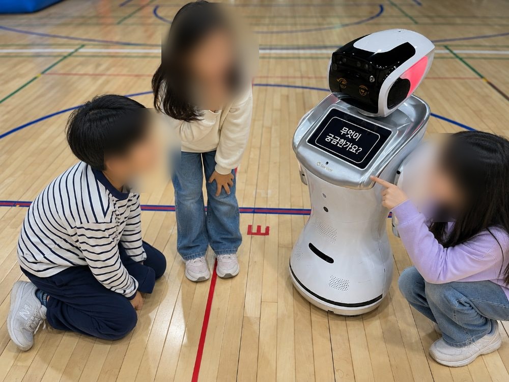 AI 안내로봇에게 직접 질문을 건네보는 학생들. 부스 이동 사이 쉬는 시간에도 로봇 앞에는 대기가 이어졌습니다.