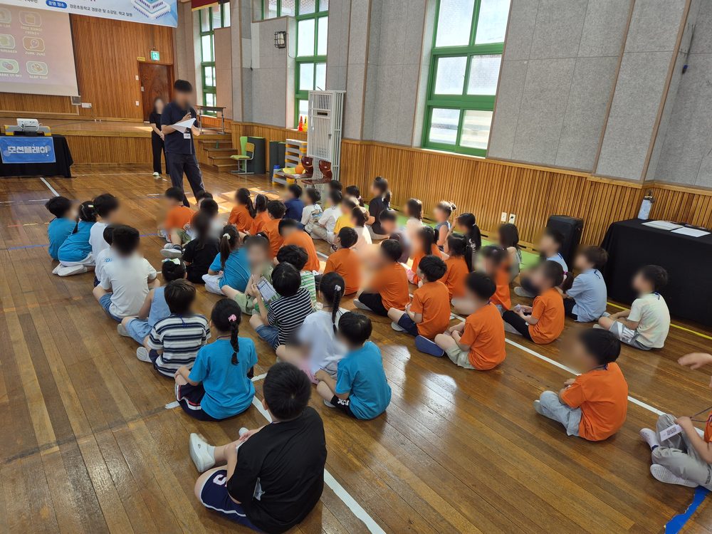 저학년은 학급별로 앉아 진행 순서를 먼저 들은 뒤 부스로 이동했습니다