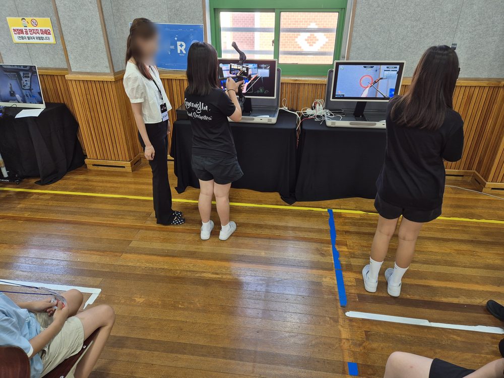 AR 활쏘기, 활 모양 조종기로 화면 속 표적을 겨눕니다