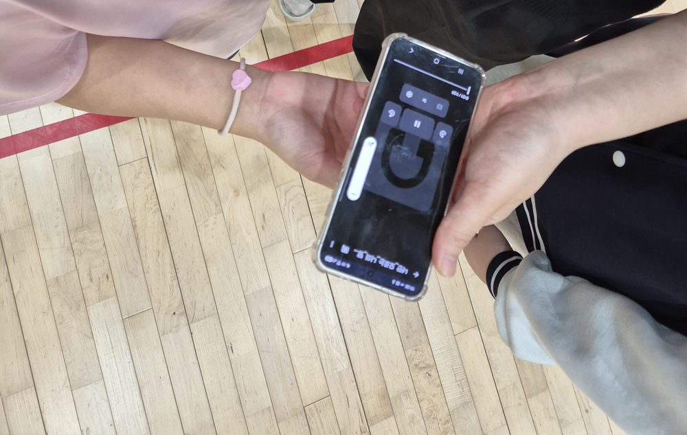 완성한 노래의 재생 링크를 담은 NFC 키링을 휴대전화에 대면 바로 재생됩니다