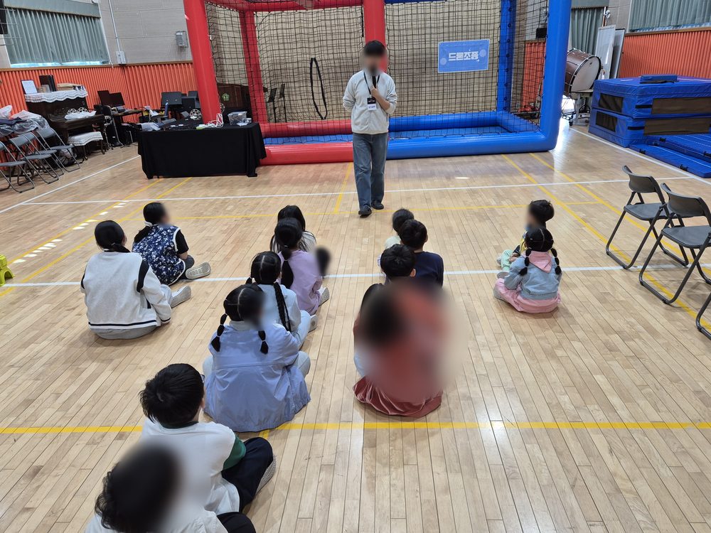 차시가 시작되면 안전 교육과 부스 설명을 먼저 진행합니다