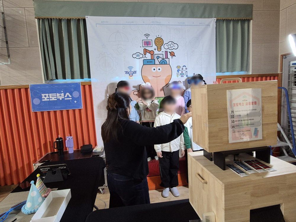 포토박스. 소품을 고르고 3컷 또는 4컷으로 촬영한 뒤 그 자리에서 인화합니다