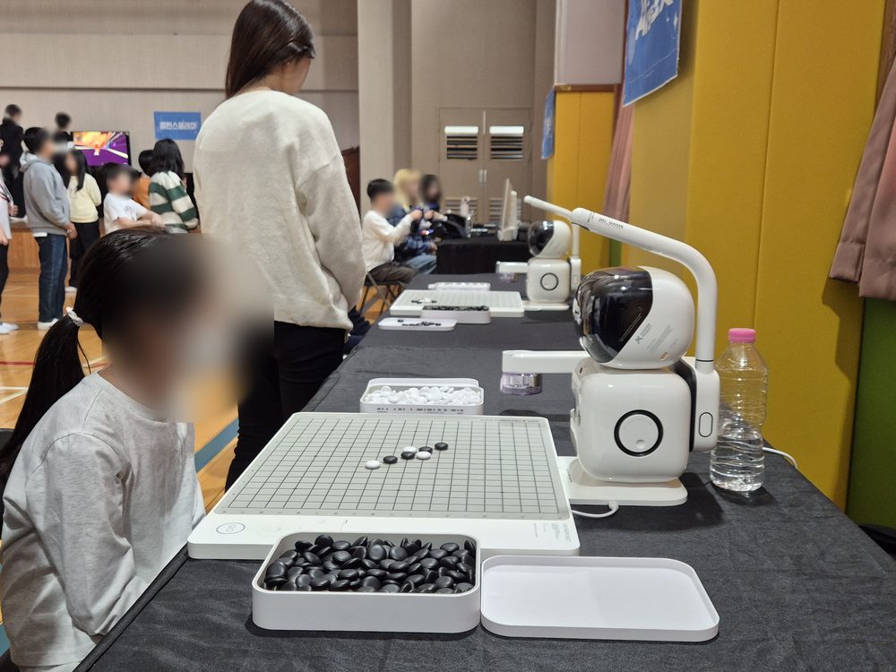 AI 오목 로봇 부스에서 로봇과 대국하는 학생