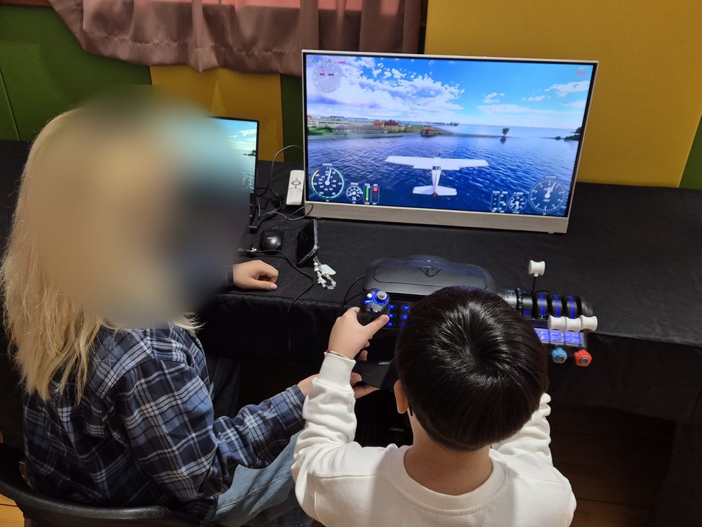 항공 조종 시뮬레이션 부스의 조종 스위치 패널과 비행 화면