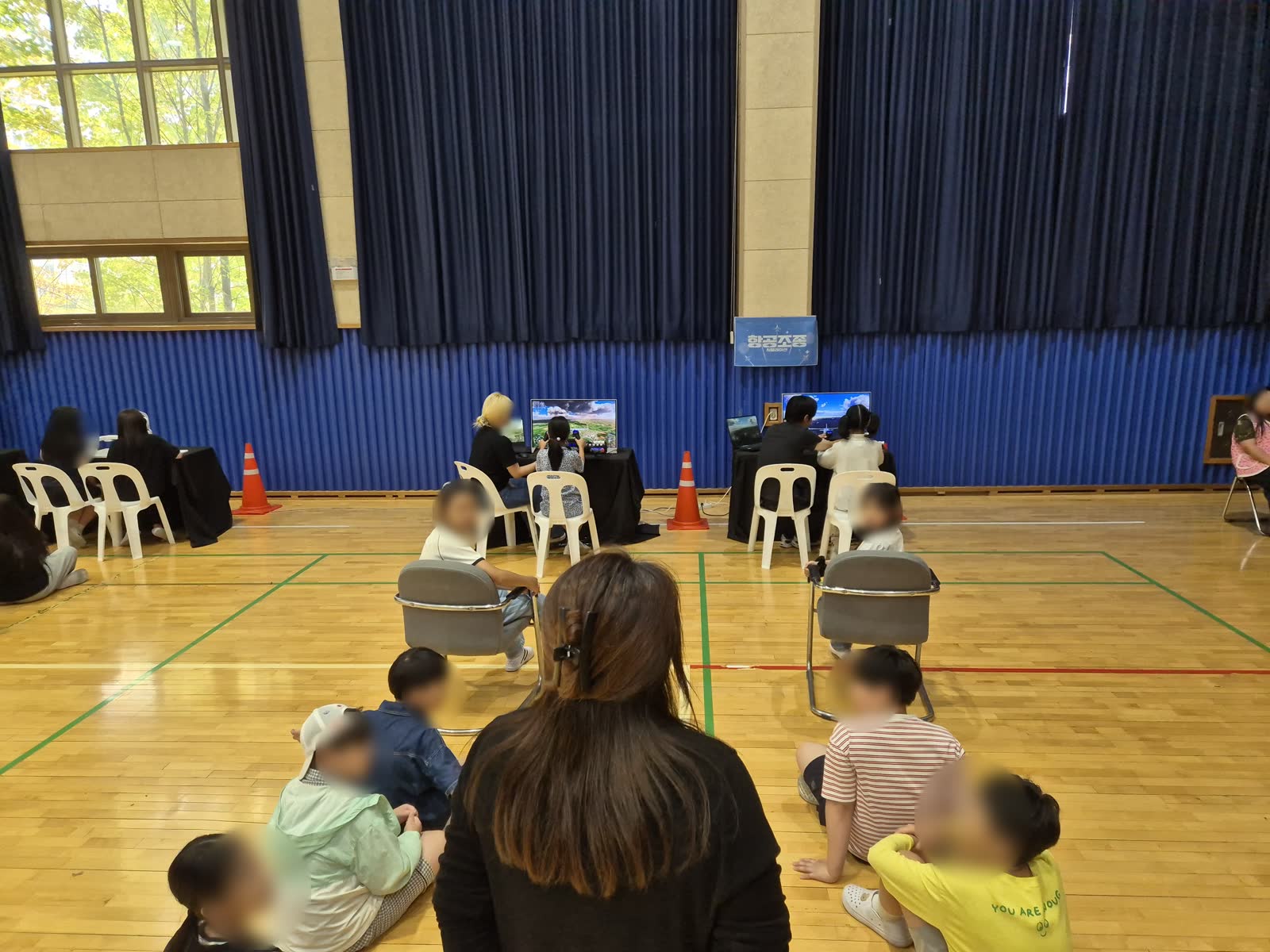 항공 조종 시뮬레이션 체험부스 대기 학생