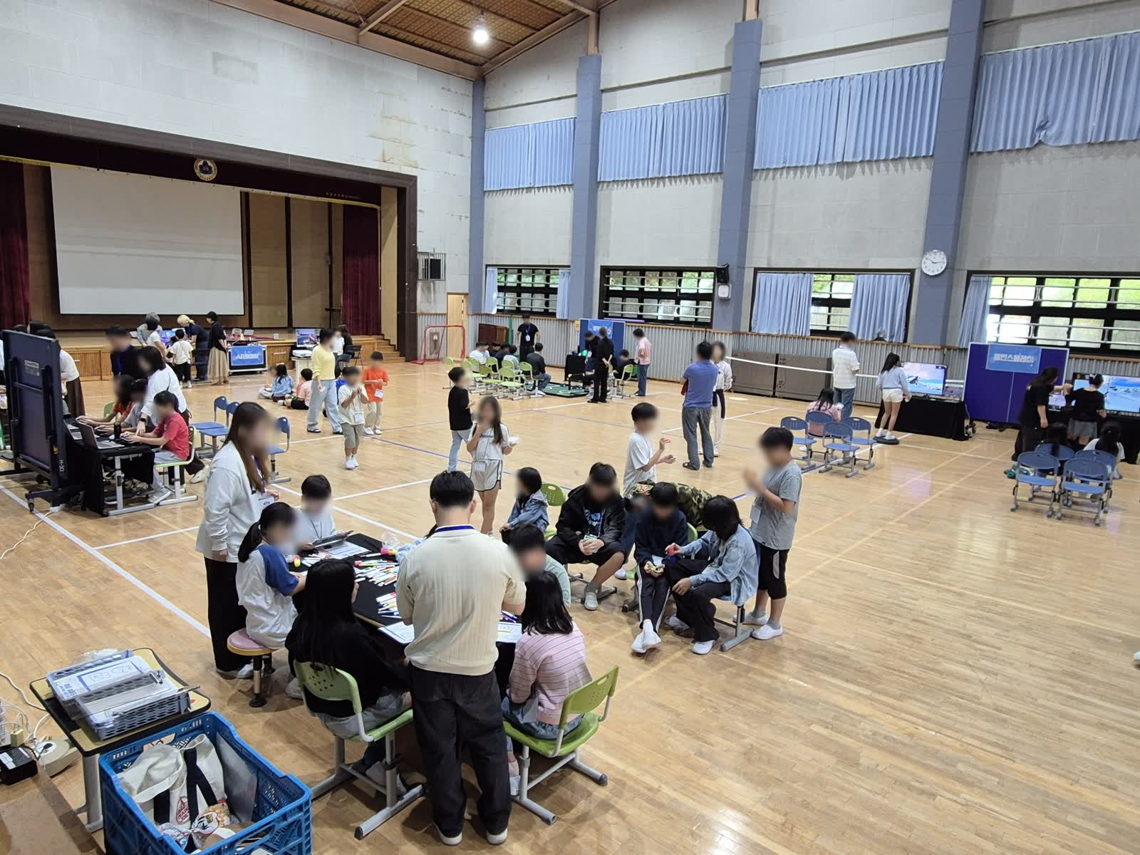 양평 초등학교 AI 체험부스 5종, 본교와 분교 학생 60명이 체육관 한 곳에서 참여했습니다
